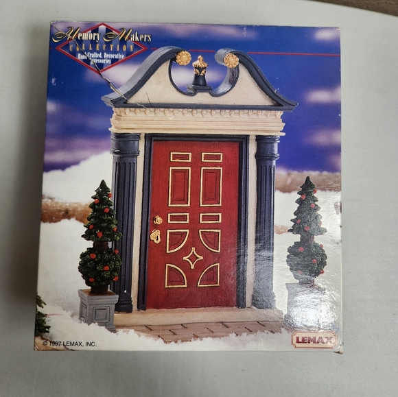 LEMAX VTG 1997 Christmas Village Memory Makers Colonial Red Door Boxed #77068 - Picture 10 of 11